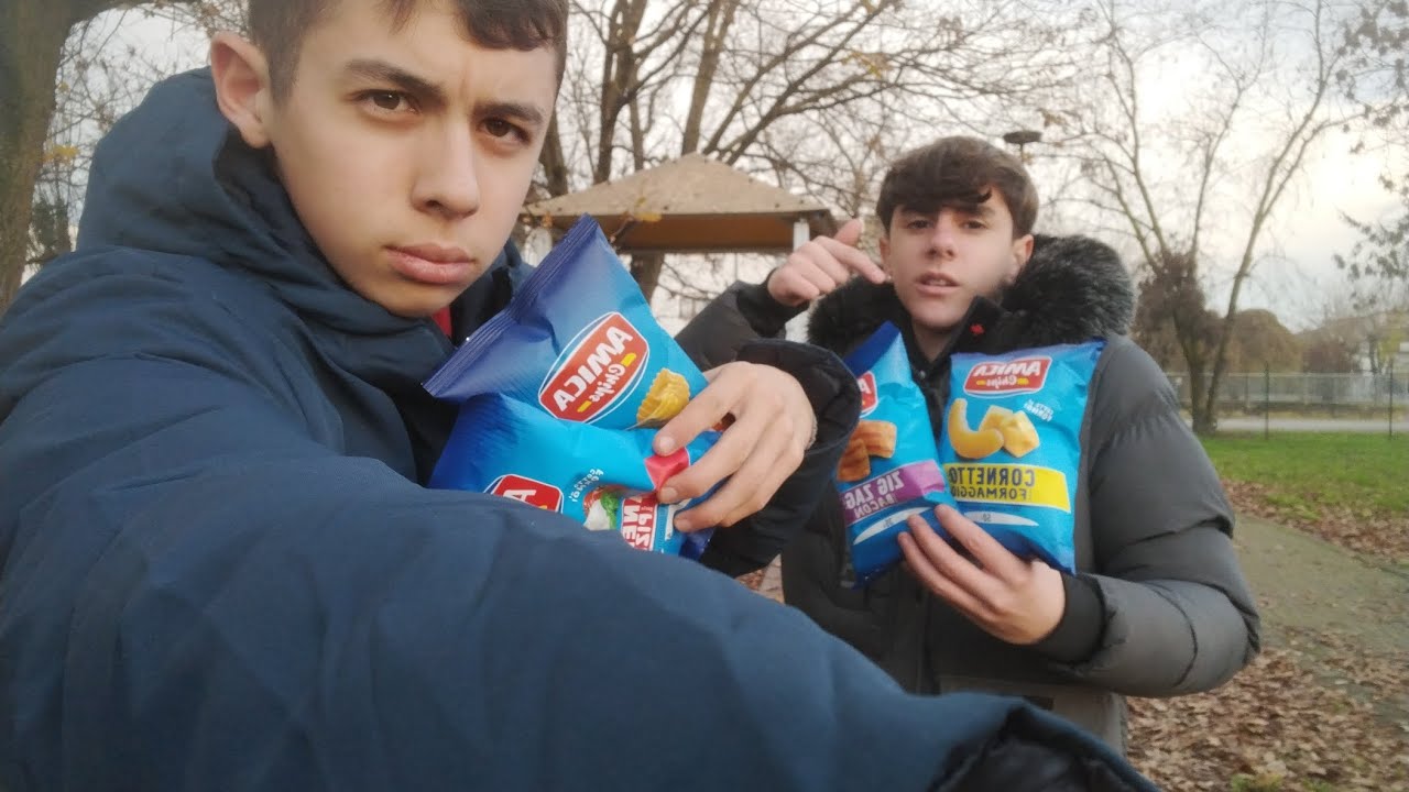 PROVIAMO I GUSTI MIGLIORI DELLE PATATINE AMICA CHIPS SONO MOLTO BUONE 