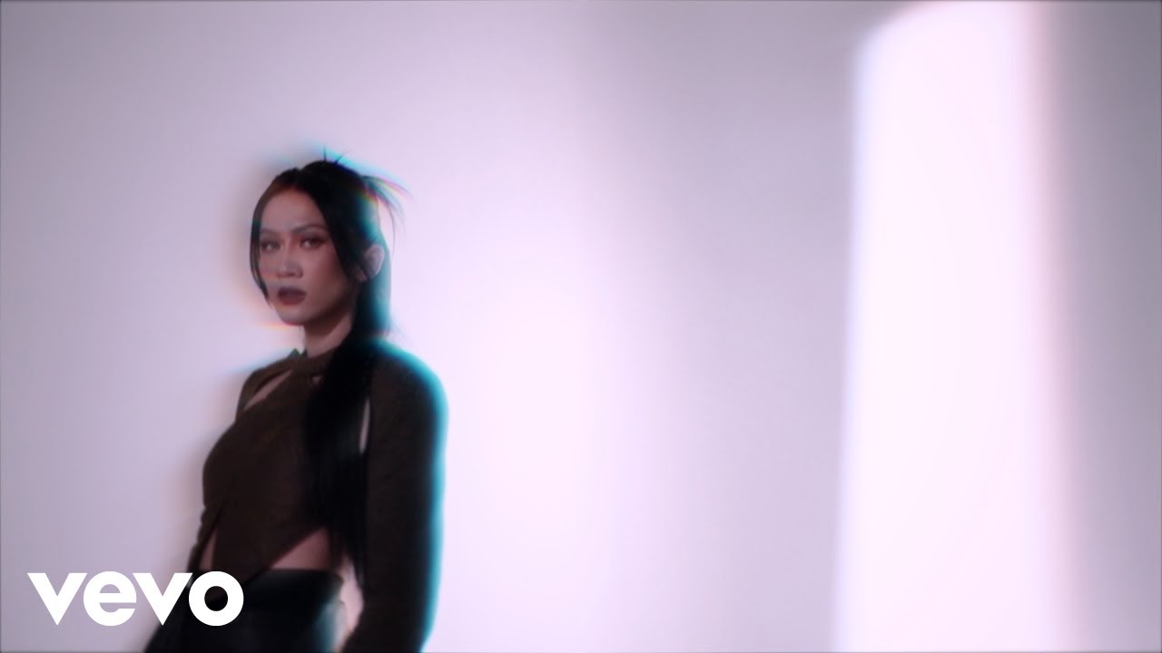 Julia Duclos - Look And See (Official Visualizer)