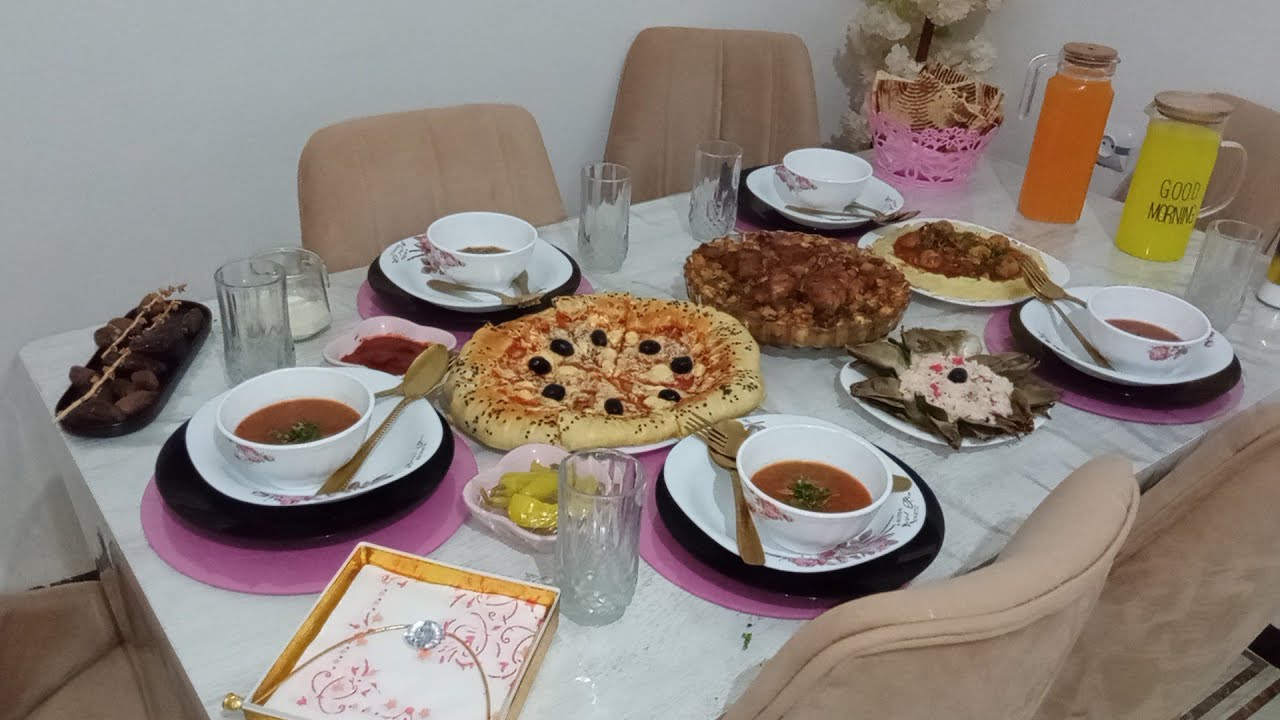 طاولة فطور😍 السابع عشر من شهر رمضان المبارك 🌛 بيتزا🍕 مكملة قرايتها جلبانة مجمرة ومحمرة في الفور🤤