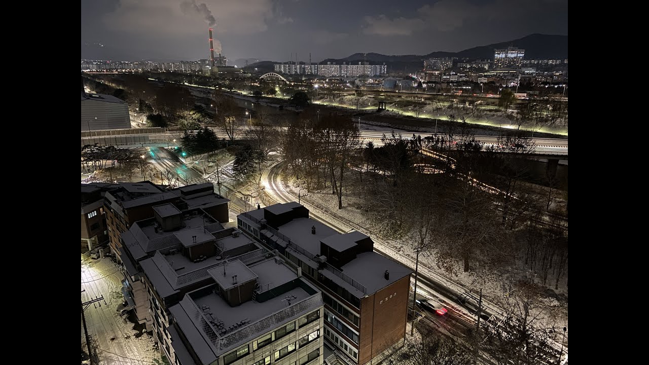 4K First Snowfall in Seoul / Korea Covered in Heavy Snow / City Sound 4K ASMR / Walk Tour