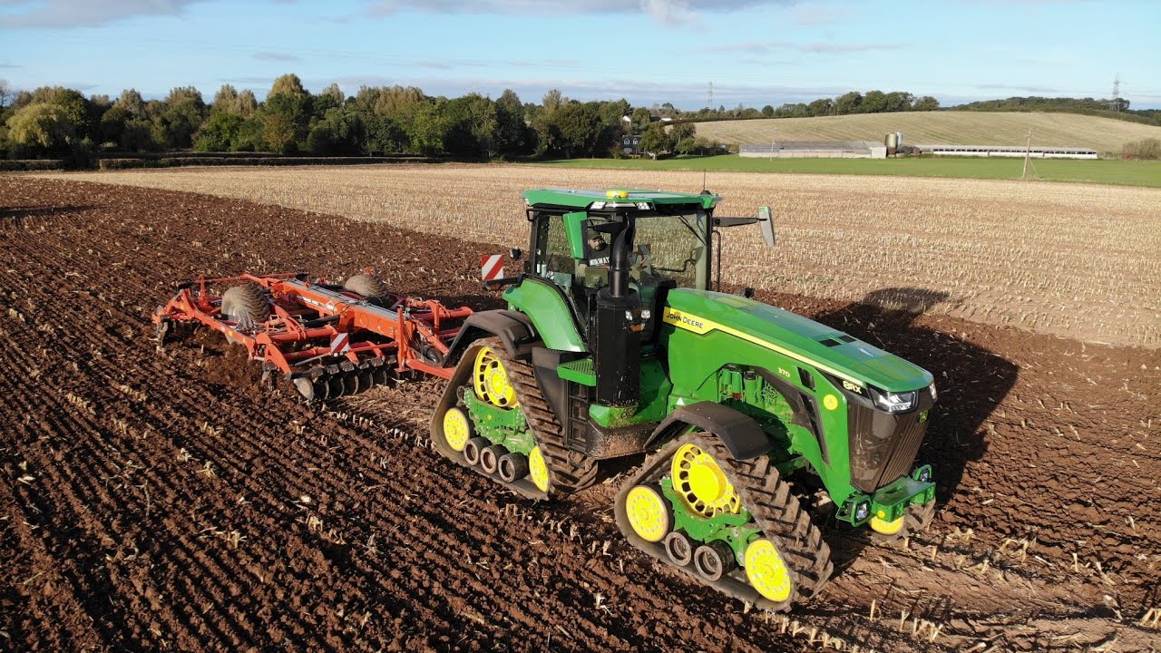 John Deere 8RX 370 cultivating