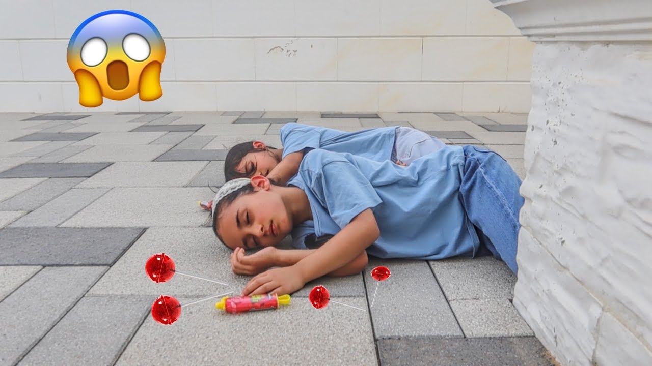 جوجو وهيا أكلوا المصاصة الحمراء .😱 !!  وماما خافت عليهم 😱  سوالف بناتي