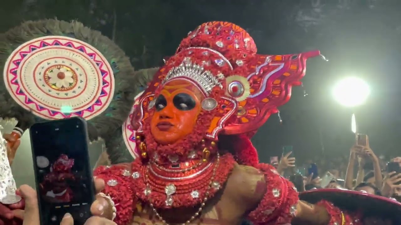 ആൾക്കാരെ തട്ടിത്തെറിപ്പിക്കുന്ന തെയ്യമോ ? ശ്രീ വൈരജാതനീശ്വരൻ🔥🙏#Vairajathan #Theyyam #തട്ടും തെയ്യം