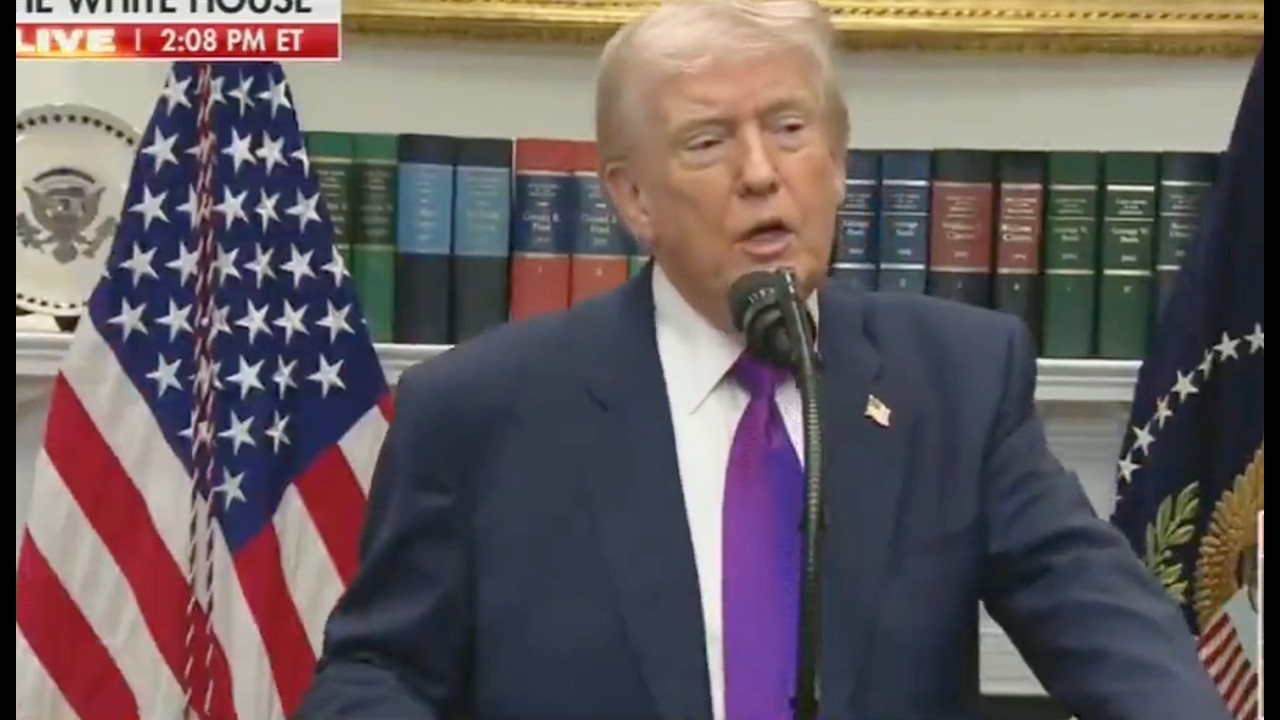 Трамп утверждает, что его &laquo;оправдали&raquo; по делу Эпштейна.