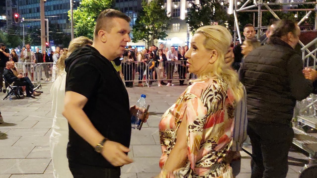 Vesna Zmijanac SKANDAL NA TRGU! HTELI DA JE SKINU SA SCENE