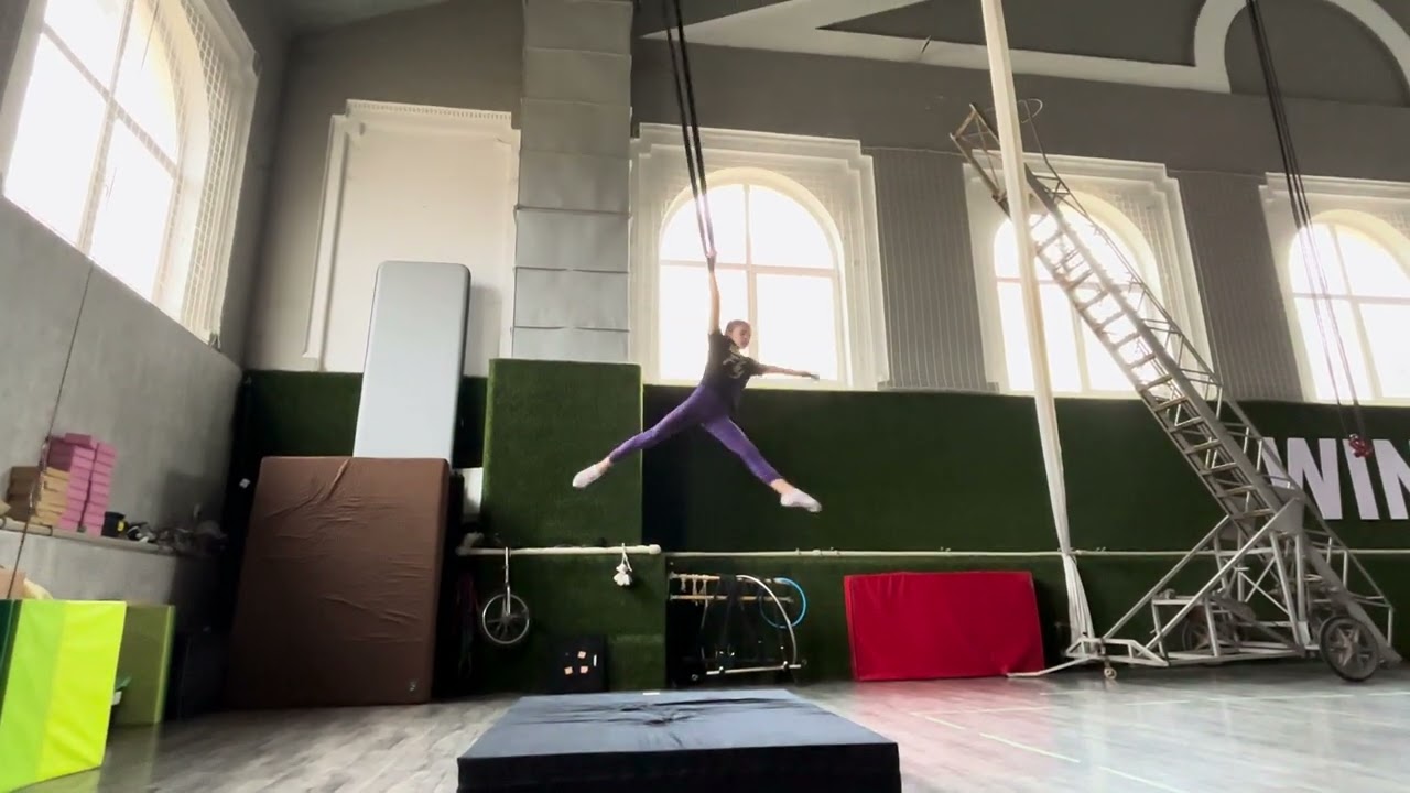 Ivayla Nenova aerial straps Инфинити артист цирково училище 