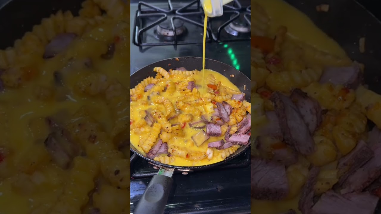 Просыпаешься и видишь пышные яйца. Вкусный стейк и обжаренные овощи становятся еще лучше, если за...