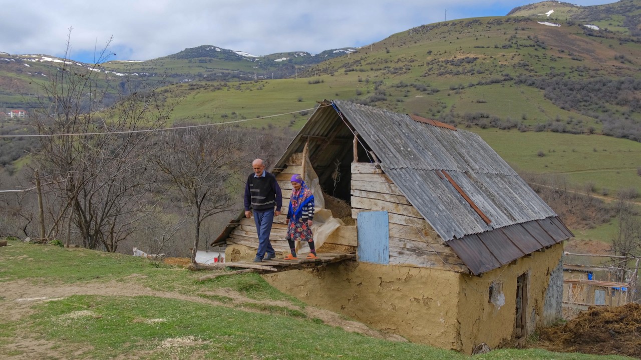 Вдали от цивилизации в горах — самодостаточная зимняя жизнь большой семьи.