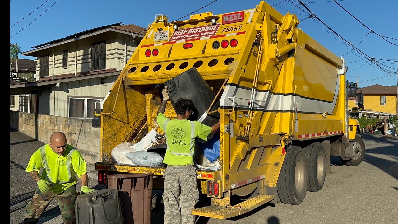 Fast Yellow International Heil PowerTrak Rear Loader Garbage Truck Packing Out