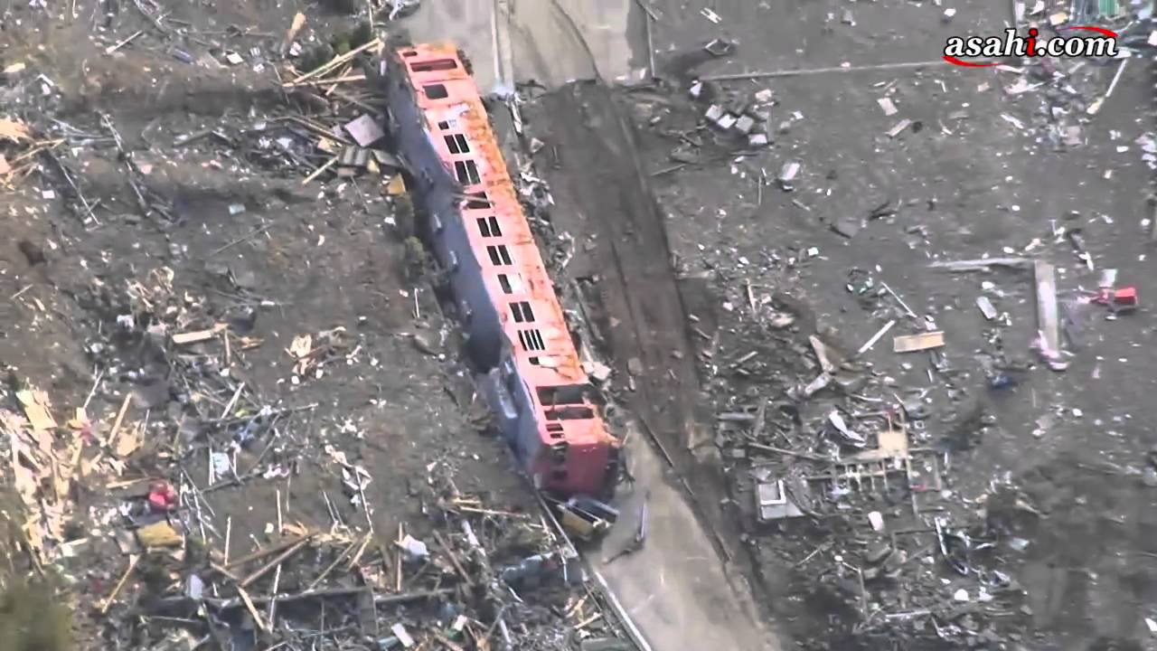 ２０１１年３月１９日　横倒しになった列車　宮城県・女川町の空撮