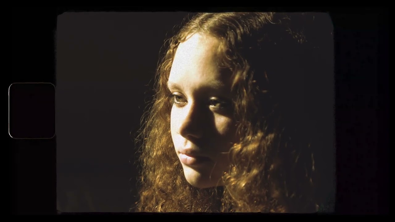 דגל אדום - חי אפיק ~ תמר פילוסוף