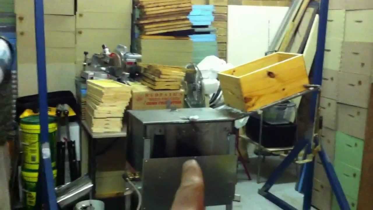 Dipping of beehives components in hot wax