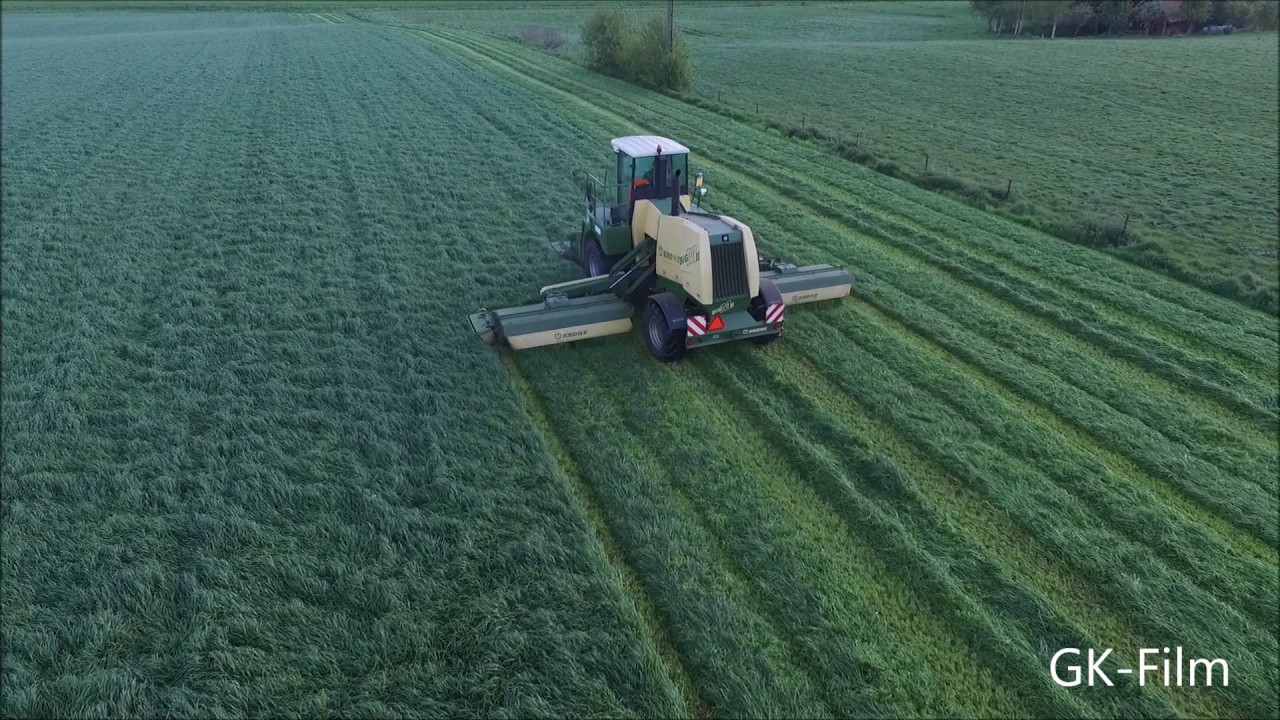 Winkelhorst Rekken aan het grasmaaien met een Krone Big M