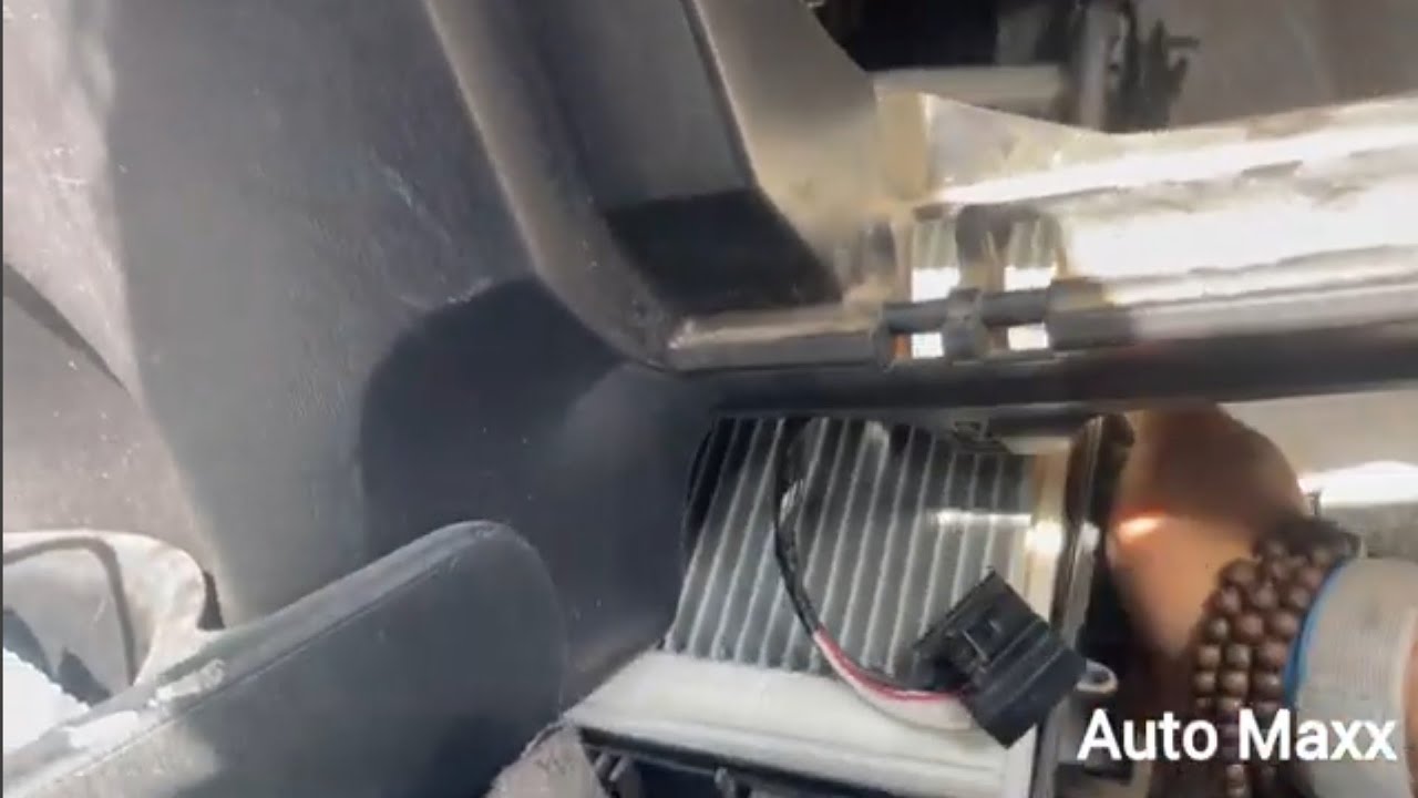 Toyota Yaris 2014 hatchback evaporator coil replacement.طريقة تغيير تلاجه تكييف تويوتا ياريس هاتشباك