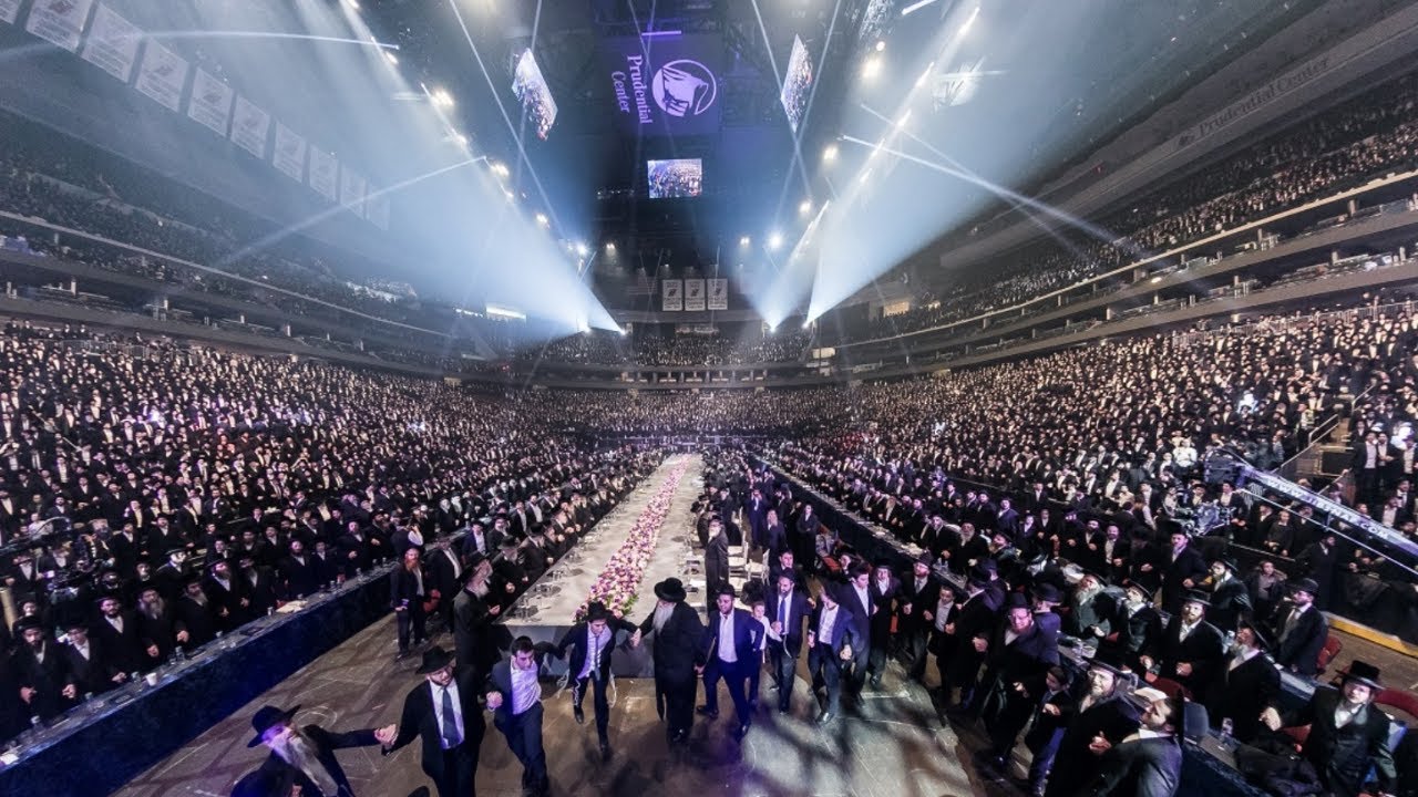Dancing at Dirshu Siyum Daf HaYomi B&rsquo;Halacha 2022 | אלפים במעמד סיום של 'הדף היומי בהלכה' בארה