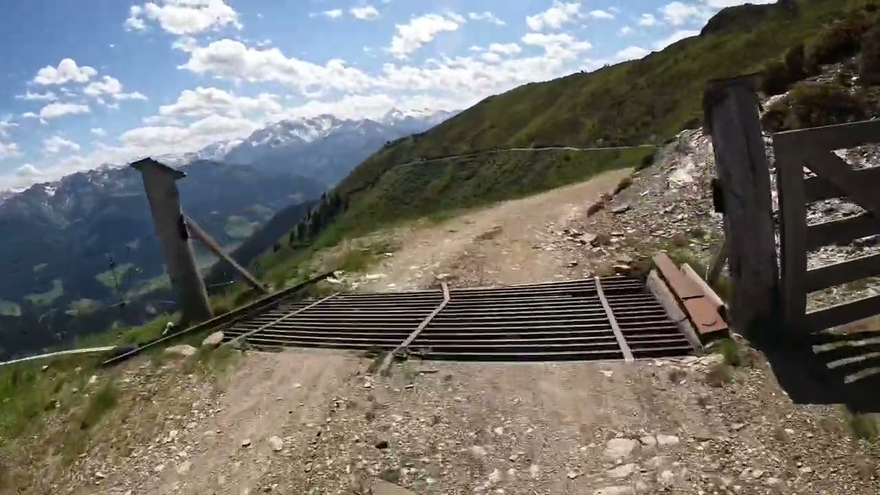 Hundstein (2117m) - Zell am See (750m) 4.6.2022 Bike sjezd