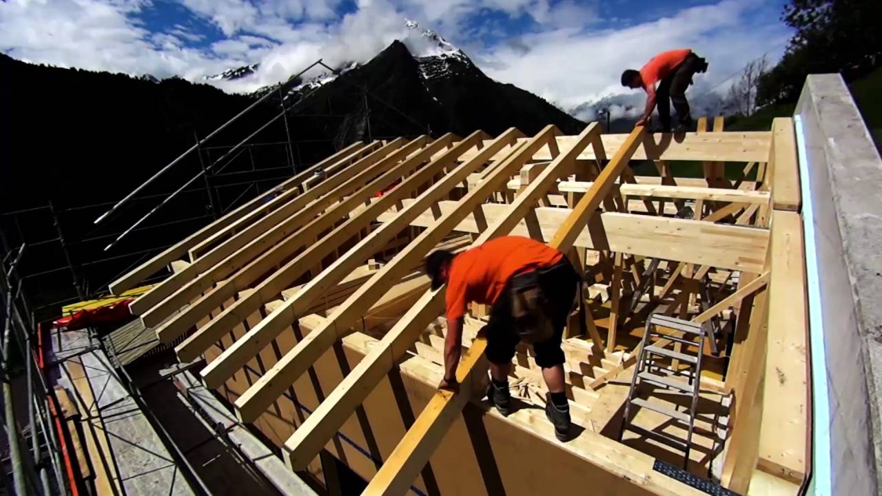 Aufrichten mit Helikopter (Ferienhaus Golzernen / Schweiz) 
