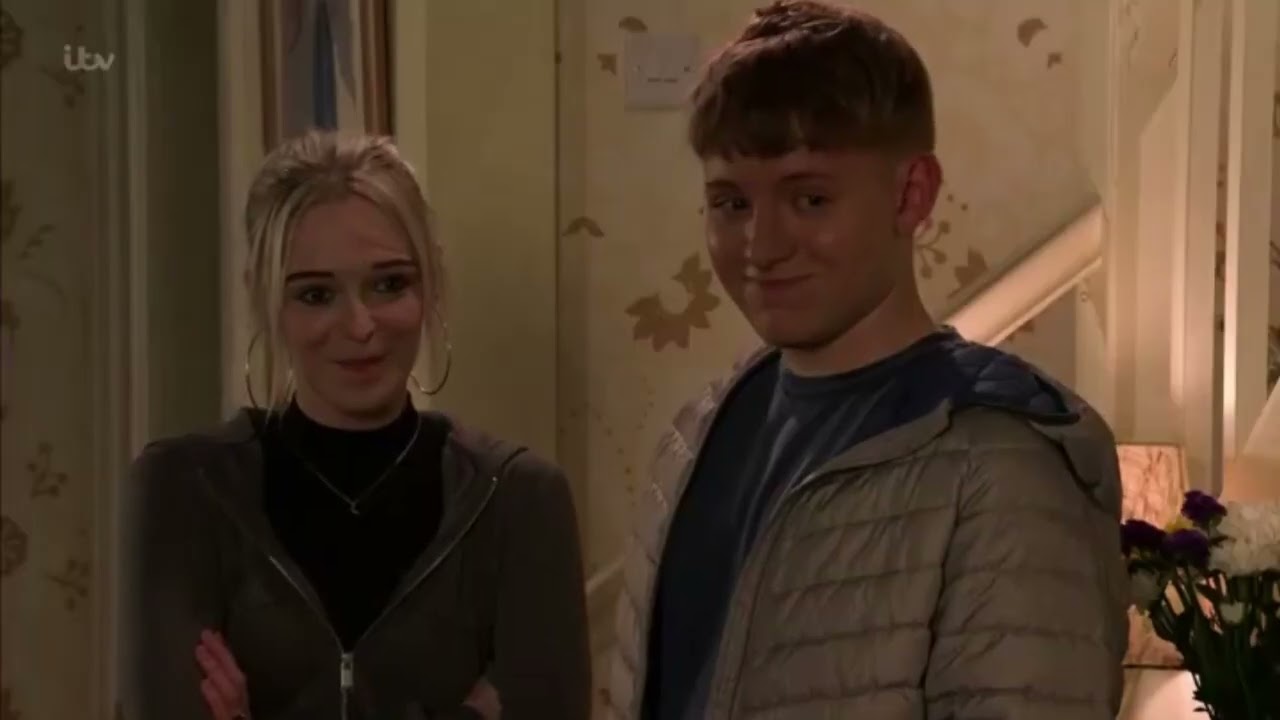 Max introduces Lauren to Shona -  Coronation Street 7th November 2022