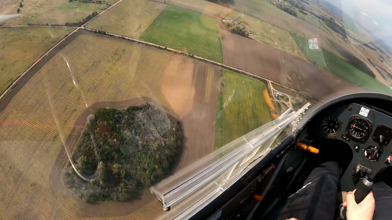 ASK-18 glider 16 knots crosswind landing.