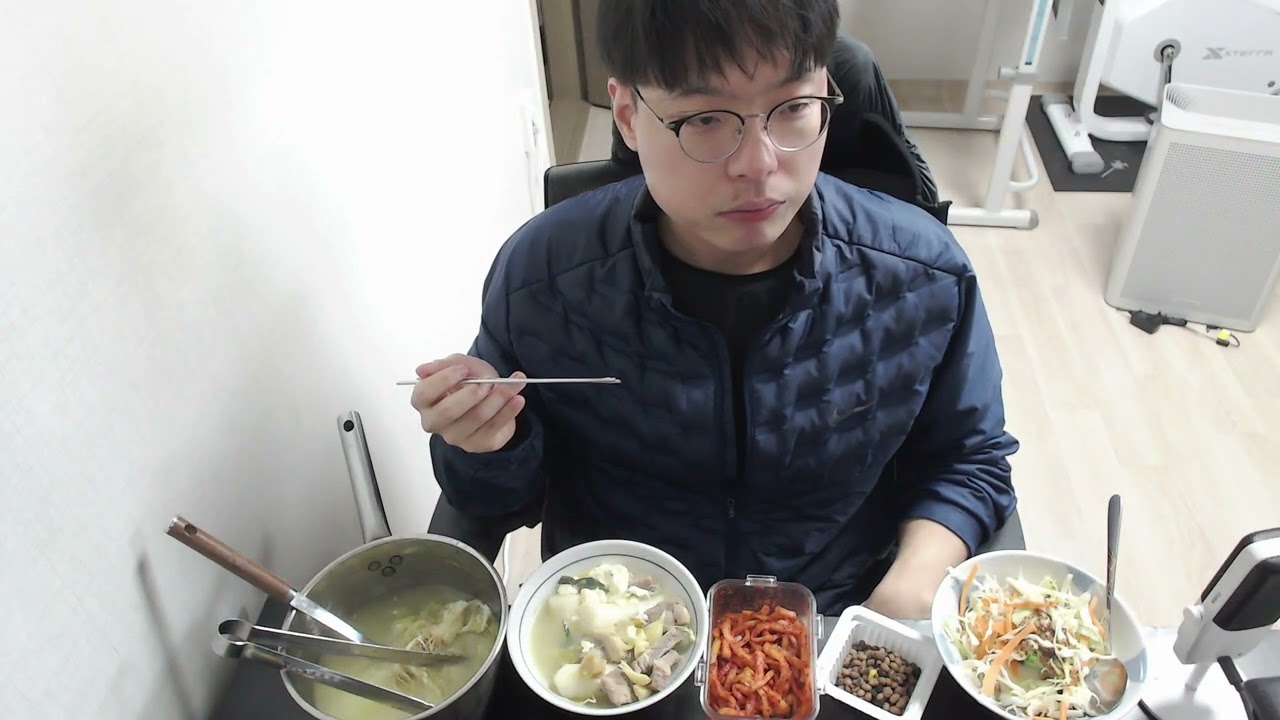3월 15일 점심 고기떡국, 샐러드, 낫또, 무생채