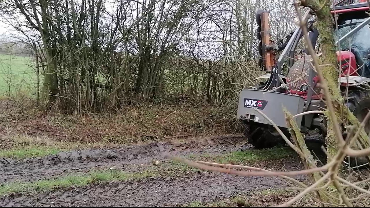 nettoyage de chemin communaux  valtra / deutz & JCB