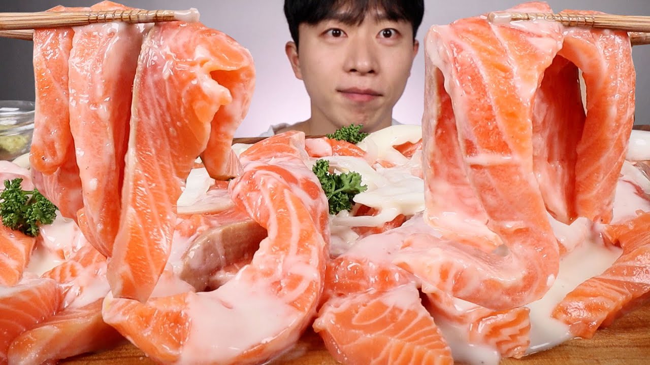 두툼하게 썰어준 연어국수... 홀스래디쉬 크림소스를 듬뿍 뿌려 묵직하게 먹어보겠슴당 ! ! ! ASMR SALMON NOODLES EATING SHOW