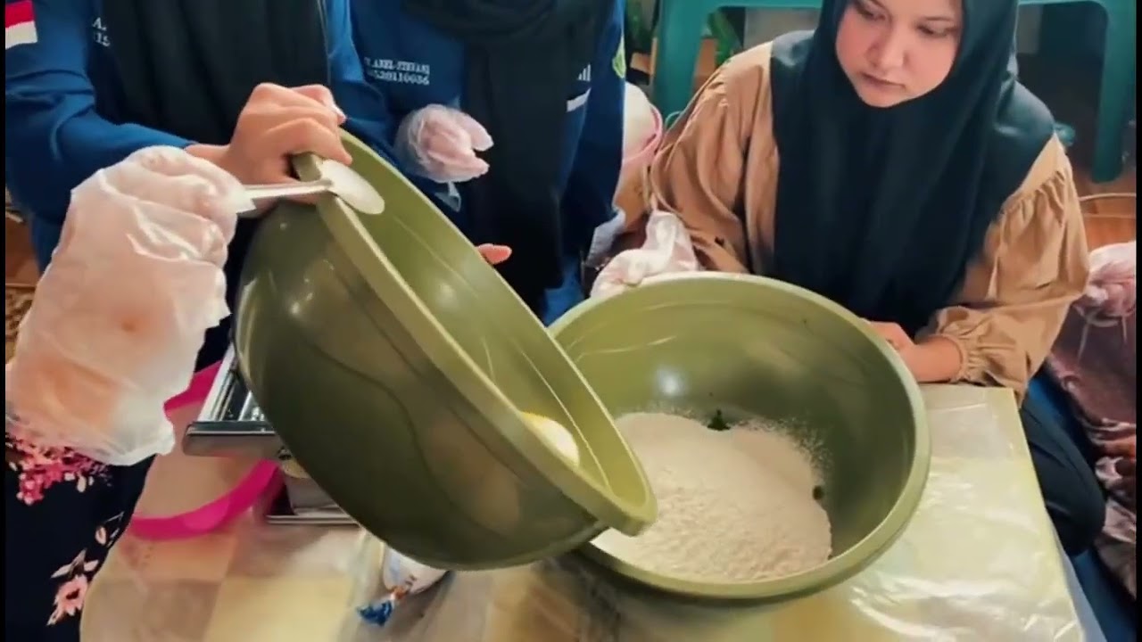 PEMBUATAN MIE DARI DAUN KELOR OLEH MAHASISWA ALMUSLIM DIDESA PANTE BARO GLE SIBLAH 