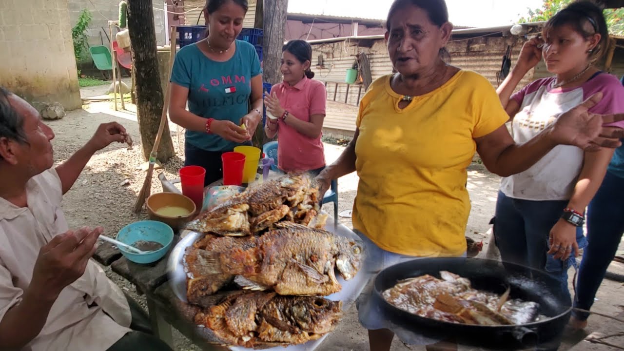 Mi mama muy enojada porque El pescado frito no salio bien todos se depedacio 🙄🤬☹