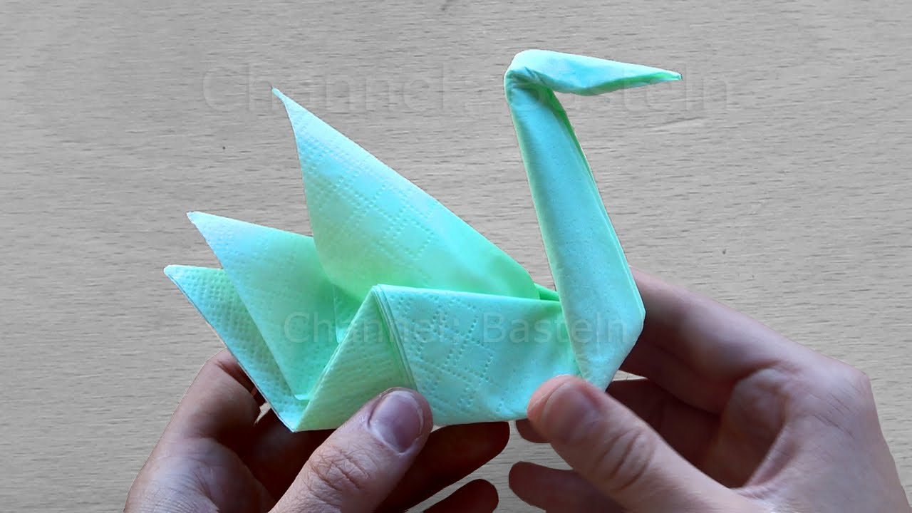 Лебедь из салфетки.