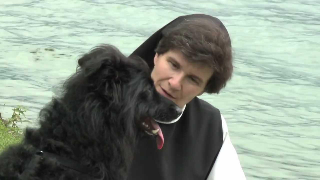 Kloster Wurmsbach: Sr. Andrea und ihre Hündin Saba