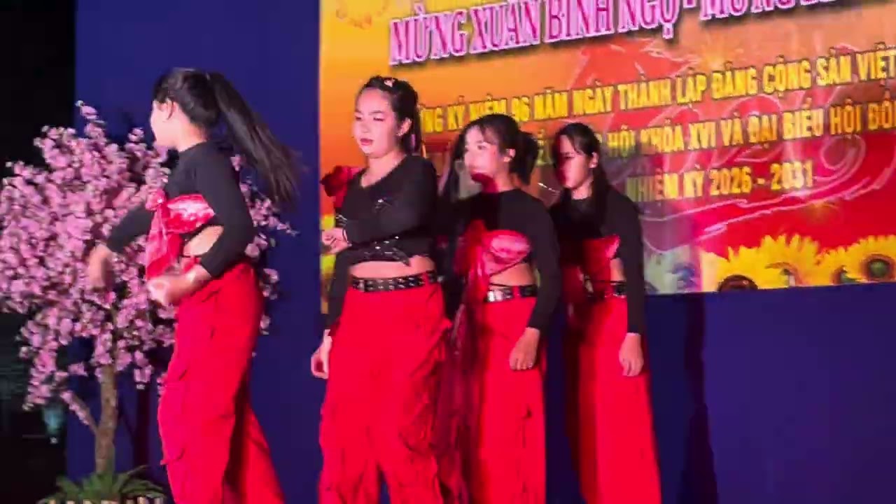 Con gái diễn đêm 29tet tại UBND xã Hóc Môn