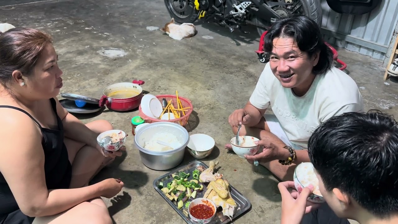 Hello.     Mời cả nhà mình cùng ăn gà luộc nha 