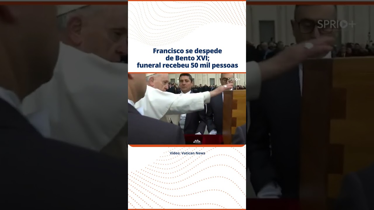 Papa Francisco se despede de Bento XVI durante o funeral #vaticano #igrejacat&oacute;lica