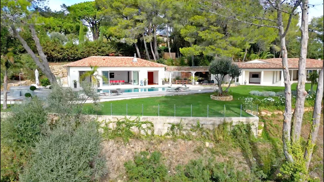 Touring a luxury Estate in Mougins (French Riviera) - Villa Grand Horizon