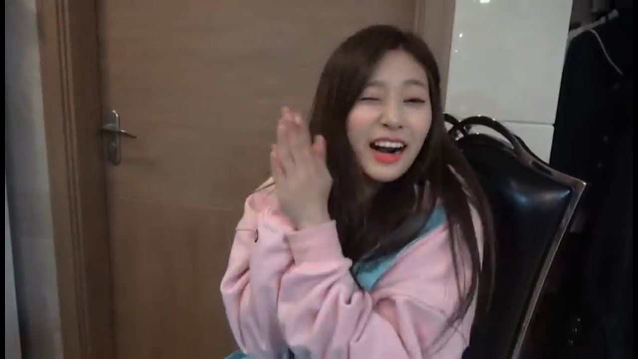 kim minju being an iconic queen for 4 minutes straight