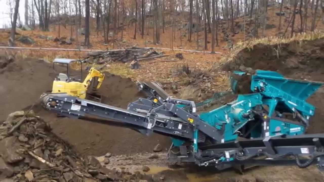 Powerscreen Warrior 600 making topsoil