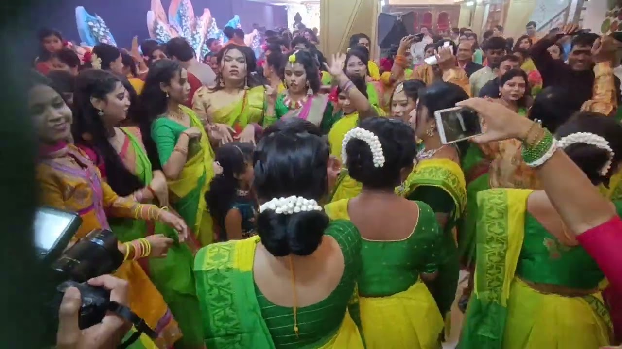 বান্ধবীর হলুদ এ যখন সব বান্ধবীর একসাথে নাচে 🥰🥰🥰🥰
