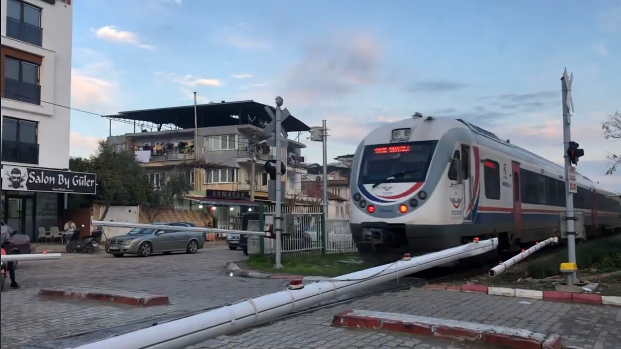 SÖKE-DENİZLİ TRENİ İNCİRLİOVA 4’LÜ HEMZEMİN GEÇİT BARİYERLERİNDEN GEÇİŞ…