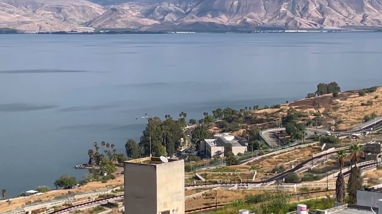 Esta é a vista da minha sacada em Tiberíades: Mar da Galiléia, Hermon, Tzfat e as Colinas do Golã