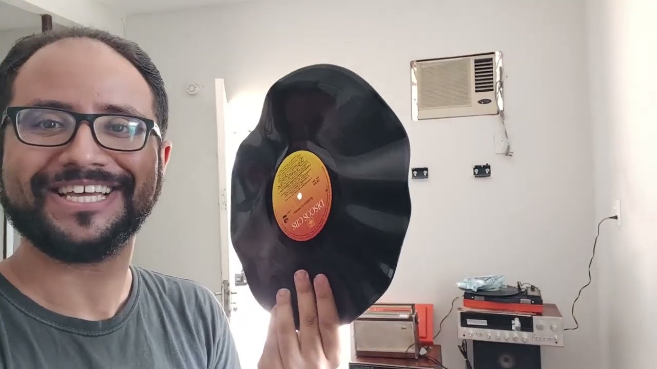 Tentando desempenar um disco de vinil (obviamente deu errado)