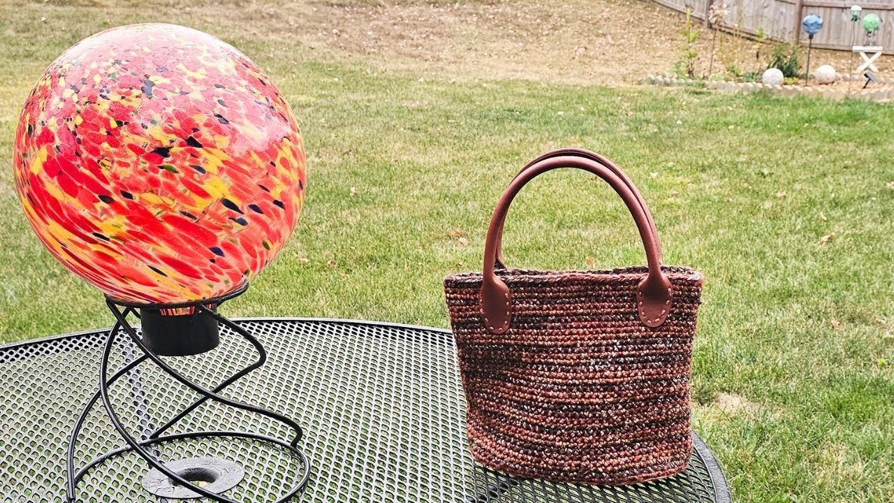 Вяжем крючком милую и простую сумочку к праздникам. Пошаговое руководство.