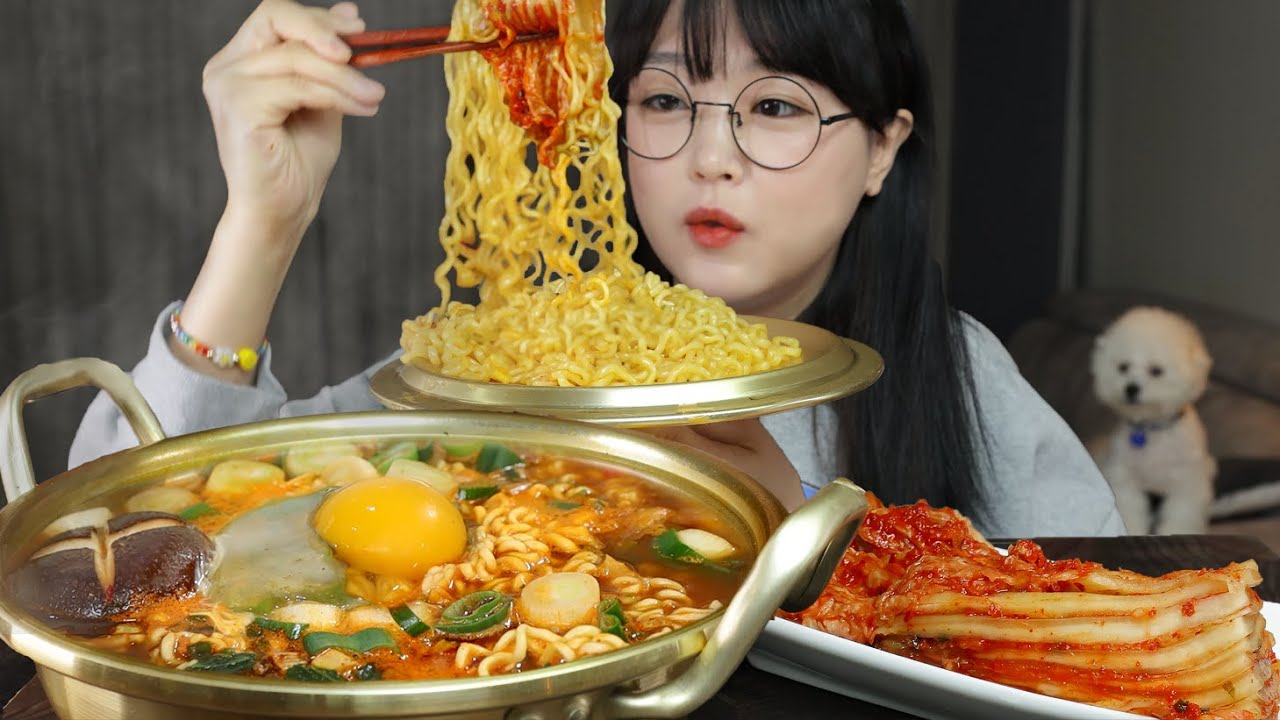 Острая лапша быстрого приготовления и кимчи🍜Mukbang Asmr