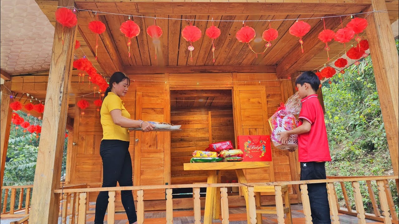 HONG decorated the house and cooked a delicious meal with her son to celebrate the Lunar New Year.