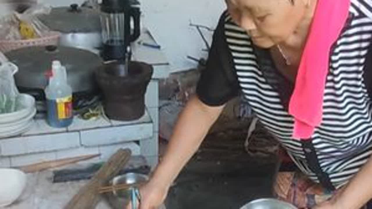今天做了五双婚被，中午老妈做的捞面条，看着我妈吃饭是真香啊。