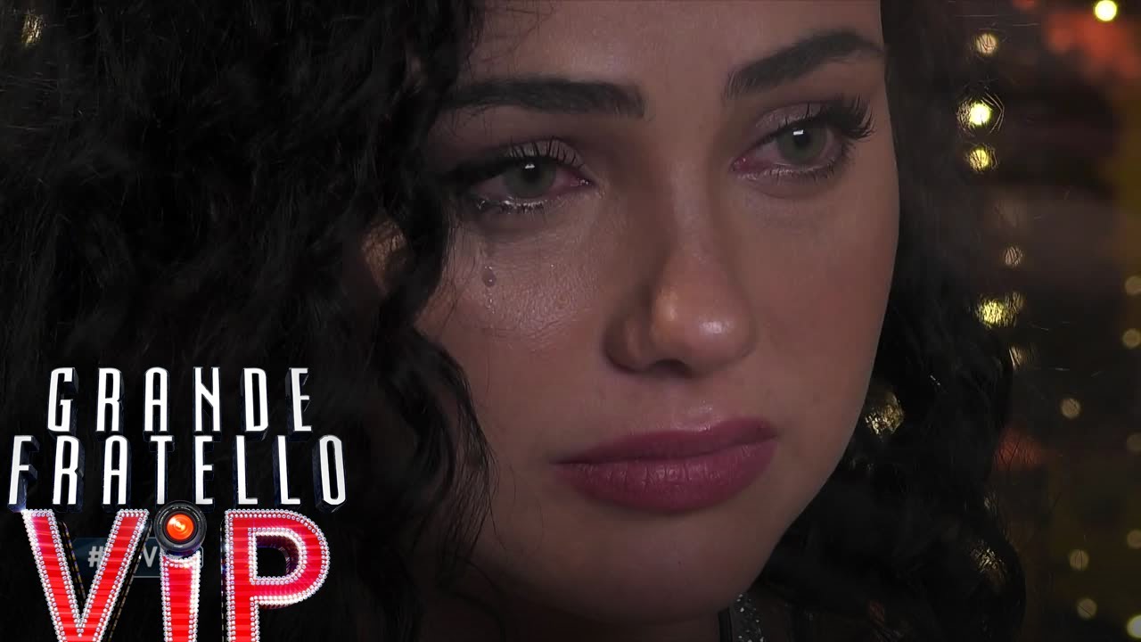 Grande Fratello Vip - Rosalinda Cannavò ascolta le parole della sorella Francesca