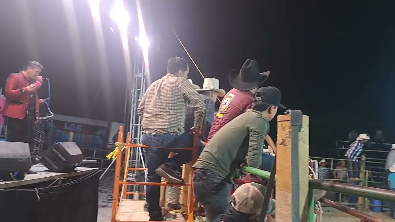Gran Monta 😱🐃🐂 asi se ponen los Jaripeos baile en Presa de tierra Jalisco..con Banda la Familia 