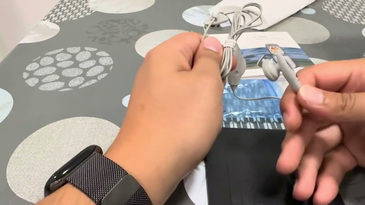 LG F2400 retro unboxing - original box and accessories