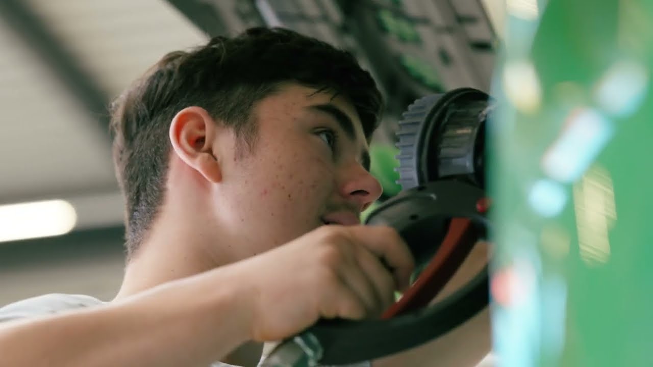 Automobil-Mechatroniker/-in EFZ und Automobil-Fachmann/-frau EFZ