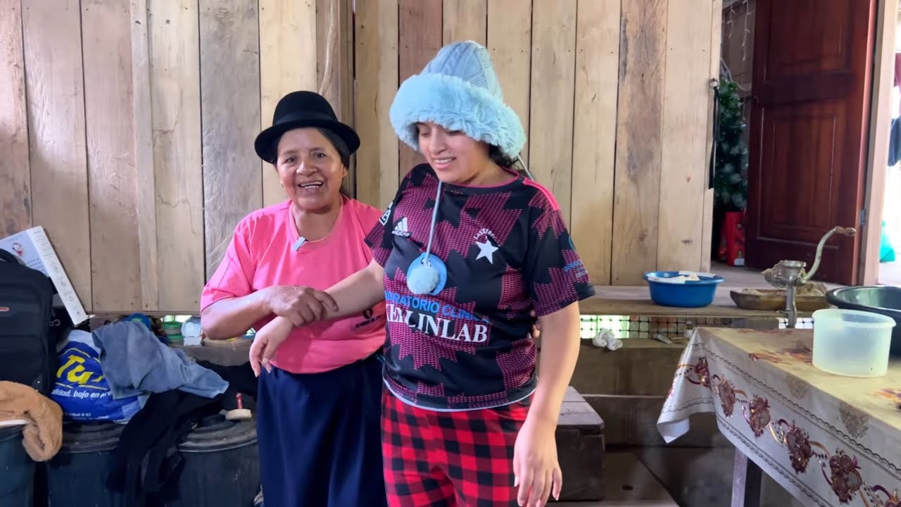 Mi MAMÁ me ayudó a bañarme por primera vez y preparó unos tamales 