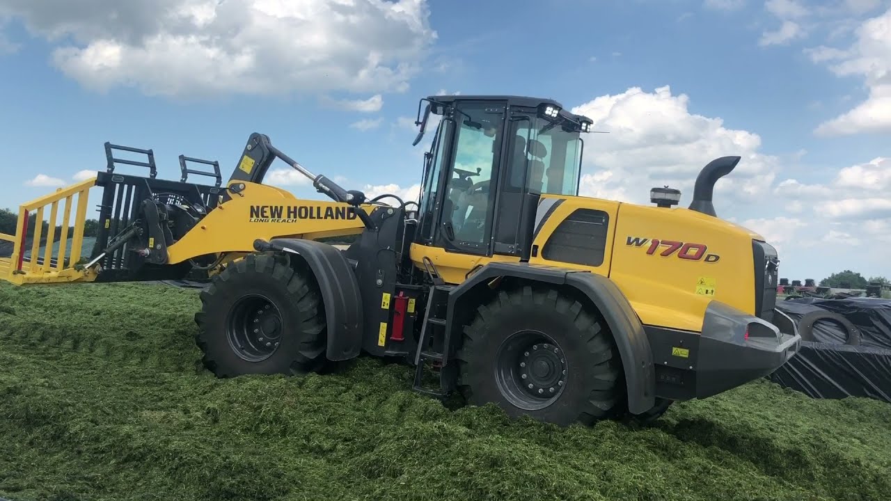 Silage Clamping with NEW HOLLAND W170D Stage V wheel loader with joystick steering